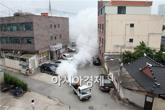 최근 기온상승으로 인해 위생해충 발생이 증가함에 따라 광주 동구보건소는 27일 매개체 감염병 예방을 위해 동구 관내 13개동 주택가, 하수구, 풀숲, 복개천 등에 일제 방역을 실시하고 있다. 사진제공=광주시 동구
