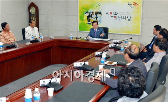 강운태 광주광역시장이 27일 그동안 민원을 제기하고 해결해 온 5개 자치구별 대표자를 초청하고, 관련 주요 현업부서 관계자들을 격려 하며 민선5기 대표적 소통행정인 ‘시민과 만남의 날’을 마무리했다.