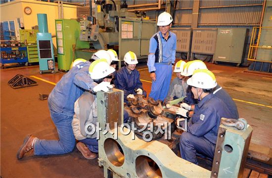 광양제철소는 광양 실업고교 기계과 학생들에게 선반·용접·수리 등 실습교육을 실시했다.