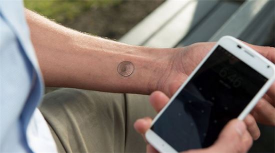 구글, '전자 문신' 시대 열었다…피부로 스마트폰 해제