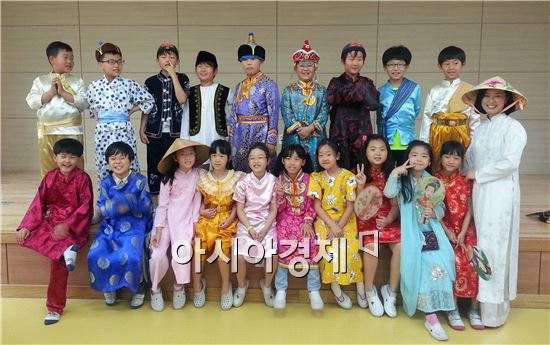 광주시 광산구 다문화이해교육팀이 은빛초등학교(교장 오철진)를 찾았다. 이날 중국, 몽골, 캄보디아 출신 이주여성 4명이 구성한 교육팀은 (사)무지개다문화가족(이사장 석창원)과 함께 수업을 시작했다.