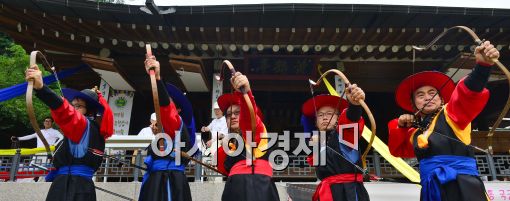 [포토]전통 국궁 시범