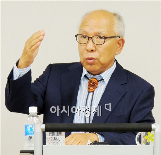 민선 6기 출범을 위한 윤장현 광주시장 당선인측의 '희망광주 준비위원회' 송인성 위원장(전남대 명예교수)이 29일 오후 광주 서구 치평동 광주도시공사 15층 회의실에서 기자회견을 열고 위원회 활동을 마감하며 그 결과를 발표하고 있다.