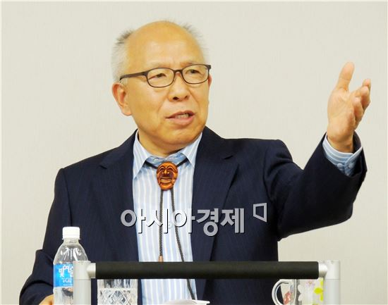 민선 6기 출범을 위한 윤장현 광주시장 당선인측의 '희망광주 준비위원회' 송인성 위원장(전남대 명예교수)이 29일 오후 광주 서구 치평동 광주도시공사 15층 회의실에서 기자회견을 열고 위원회 활동을 마감하며 그 결과를 발표하고 있다.