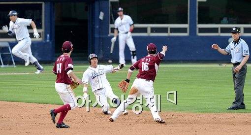 [포토]정수빈,'병살은 안돼'