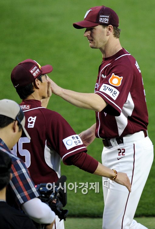 [포토]밴헤켄,'시즌 10승 신고합니다'