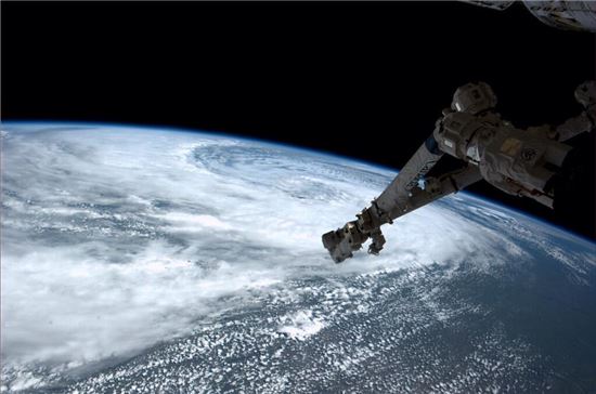 ISS에서 촬영한 캐나다 지역 '폭풍 소용돌이'