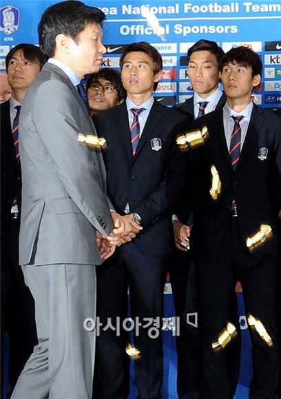 축구대표팀 귀국 엿세례에 분위기 싸늘 "한국 축구는 죽었다"