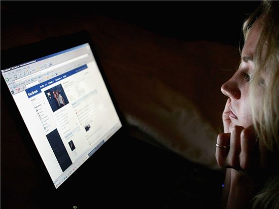 "페이스북 할수록 기분은 '다운' 된다"…왜?