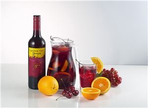 롯데주류가 와인 칵테일 '예로우테일 상그리아'를 내놨다.