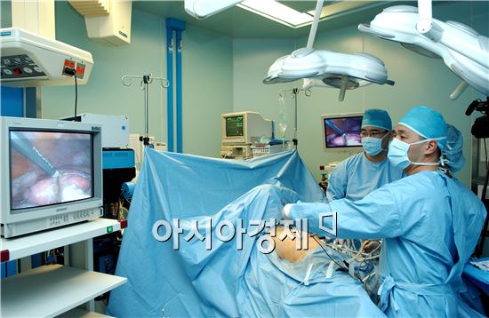 삼성서울병원 이식외과 권준혁 교수팀(사진 오른쪽)이 복강경 간 절제술을 집도하고 있다. 