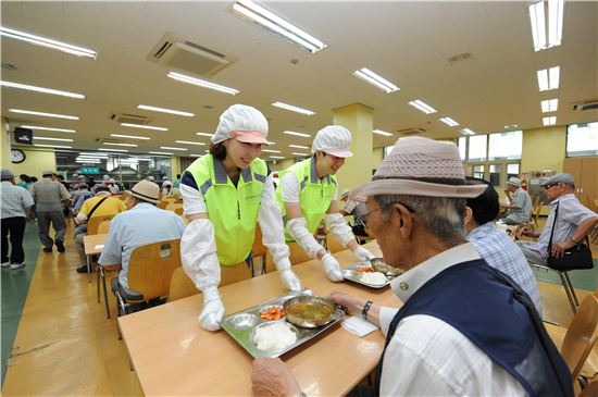 ▲새마을금고중앙회 직원들이 서울노인복지센터에서 점심나눔 봉사활동에 참여하고 있다.