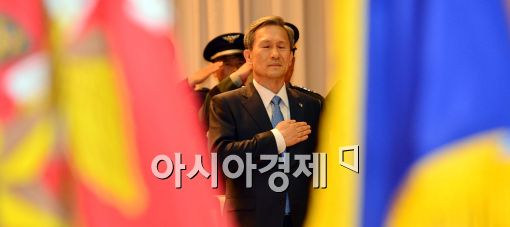 [포토]국민의례하는 김관진 전 국방부 장관