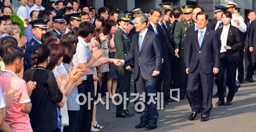 [포토]마지막 인사하는 김관진 전 장관