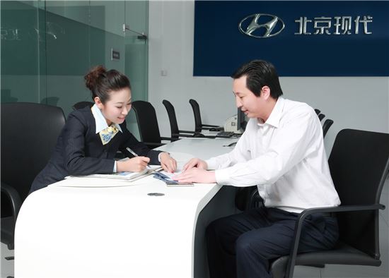 중국 베이징현대 판매대리점에서 직원과 고객이 판매상담을 진행하고 있다.