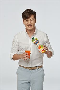 배우 이서진이 코카-콜라사의 음료 브랜드 '미닛메이드' 새 모델로 발탁됐다.