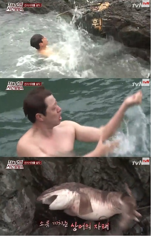 ▲유상무, 맨손으로 물고기 잡던 중 새끼 상어에게 물렸다.(사진: tvN 렛츠고 시간탐험대 방송캡처)
