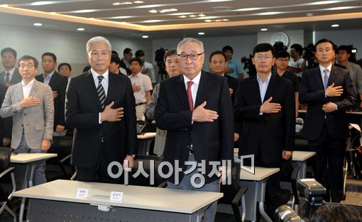 [포토]국민의례하는 김영기 총재