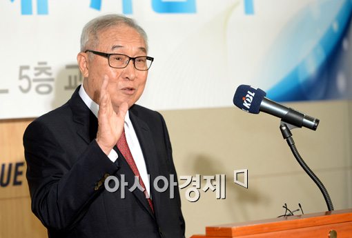 [포토]취임사 하는 김영기 신임총재