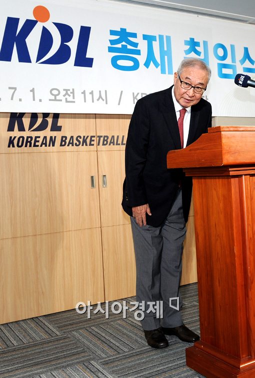 [포토]인사하는 김영기 KBL 신임 총재