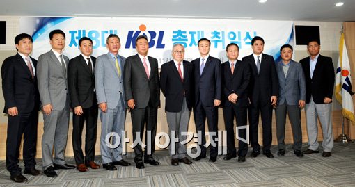 [포토]김영기 총재, 프로농구 감독들과 함께