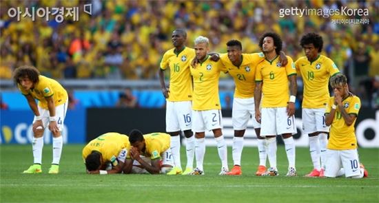칠레와의 16강전 승부차기를 지켜보고 있는 브라질 선수들[사진=Getty Images/멀티비츠]
