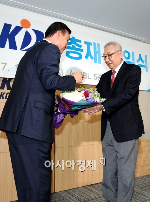 [포토]축하 꽃다발 받는 김영기 신임총재