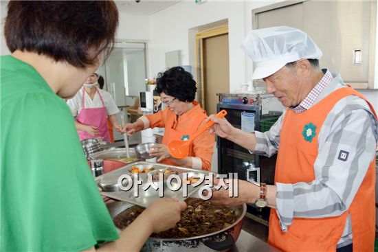 안병호 군수는 취임식이 끝난 후 첫 공식일정으로 부인 정송자 여사와 함께 관내 노인양로시설인 함평성애양로원을 찾아 급식 봉사를 하면서 민생행보를 펼쳤다. 노해섭 기자 nogary@
