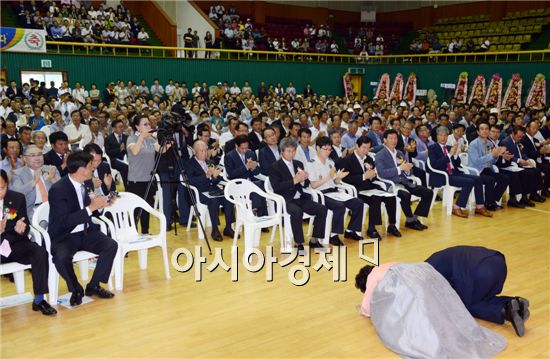 제45대 안병호 함평군수 취임식이 1일 오전 함평군농어민문화체육센터에서 군민과 공직자 등 500여 명이 참석한 가운데 열렸다. 이날 안병호 함평군수와 부인 정송자 여사가 군민들에게 큰절을 하고 있다. 