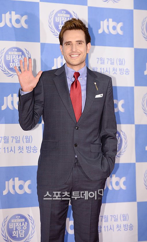 방송인 에네스 카야