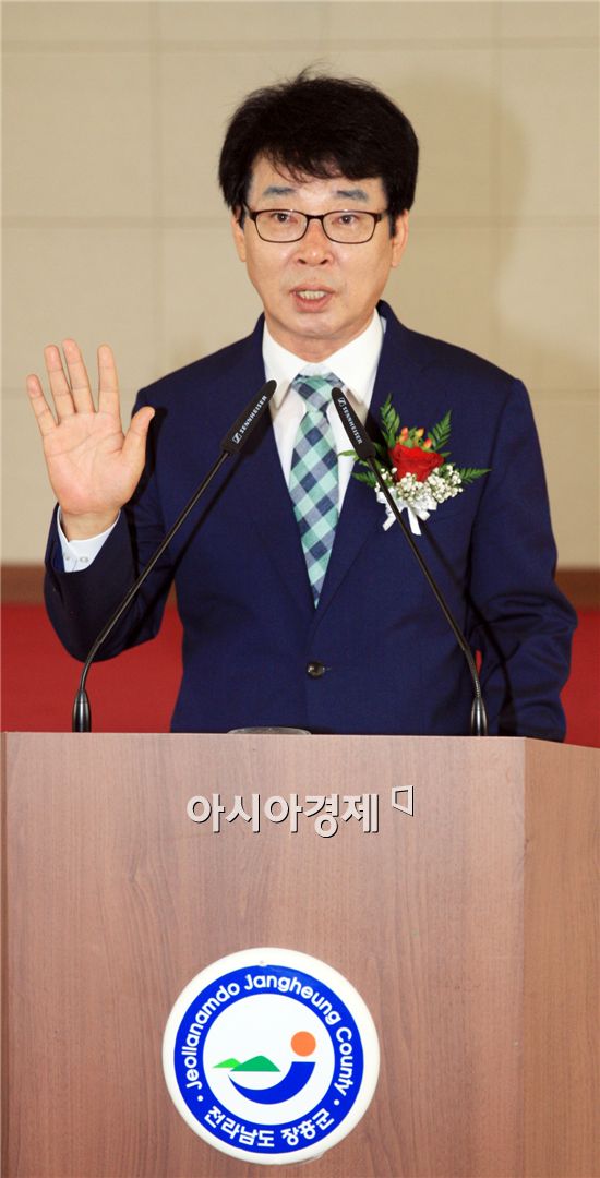 [포토]취임 선서하는 김 성 장흥군수