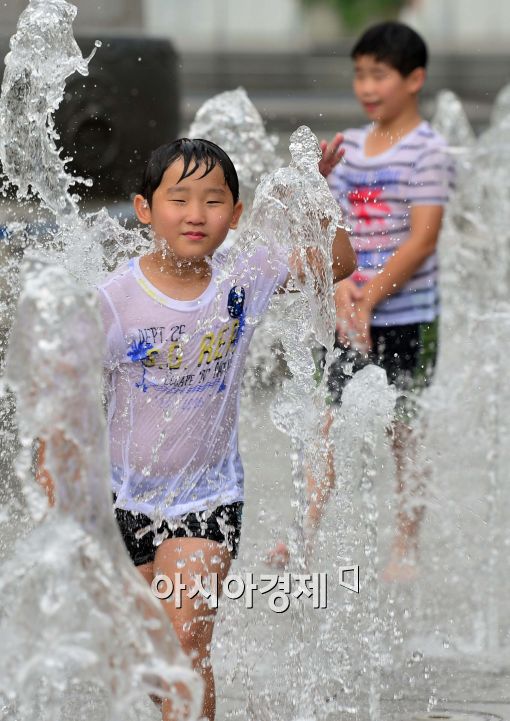[포토]물놀이 즐기는 어린이