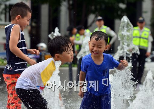 [포토]물놀이 즐기는 어린이들