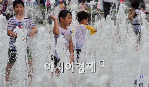 [포토]'더위에는 분수대 물놀이야~'