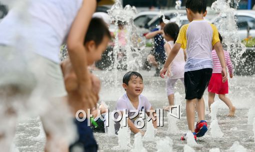 [포토]서울 도심에서 즐기는 물놀이