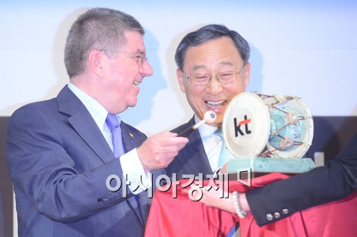 [포토]장구선물에 즐거운 토바스 바흐 위원장-황창규 회장 