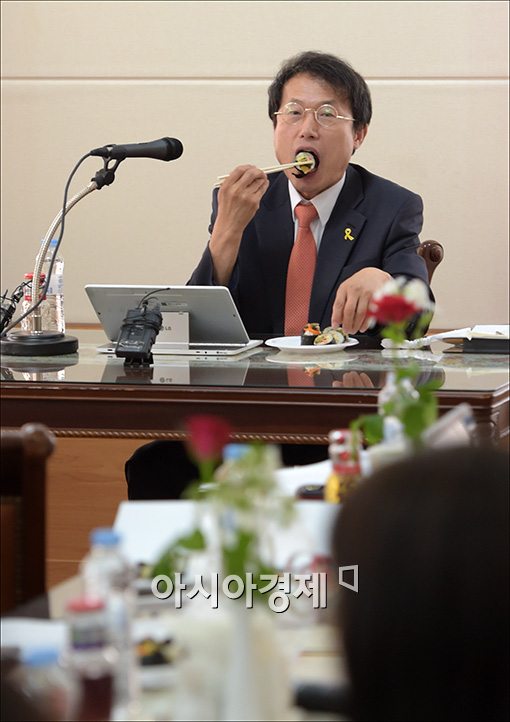 [포토]김밥 먹는 조희연 교육감