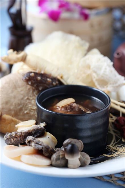 복날, 호텔을 잡았네