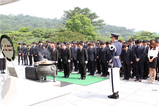 안홍철 KIC 사장이 지난 1일 임직원들과 서울 동작구 국립 현충원에서 참배하고 있다.