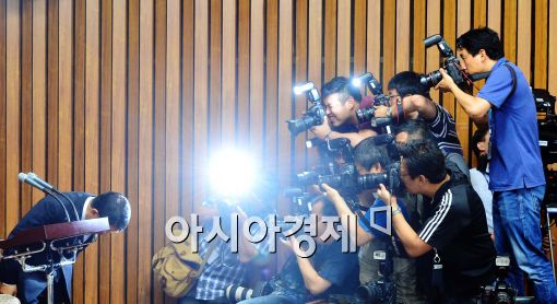 [포토]고개 숙인 김석균 해경청장