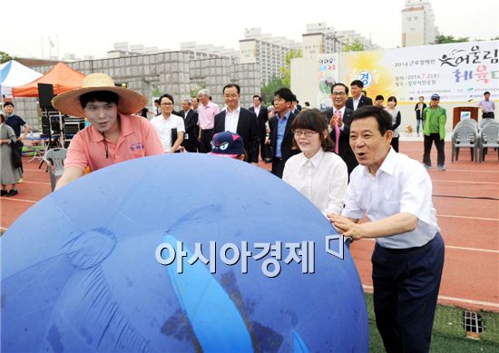 [포토]공굴리기 놀이하는 윤장현 광주시장