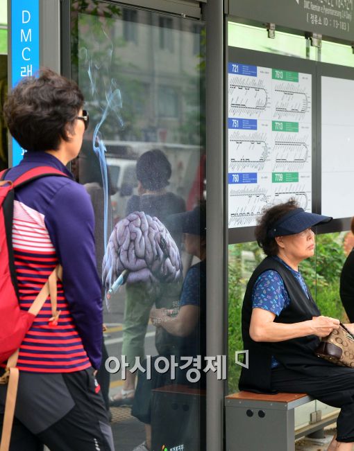 [포토]버스 정류장에 설치된 금연 광고