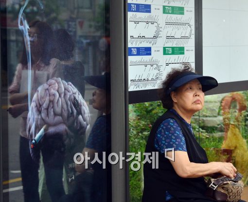 [포토]버스정류장에 부착된 금연 포스터