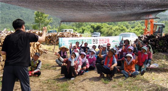 곡성군은 지난 1일 산림바이오매스사업 하반기 근로자 45명이 참석한 가운데 삼기면 괴소리 산77-1 숲가꾸기 부산물 집하 현장에서 안전교육을 실시했다.
