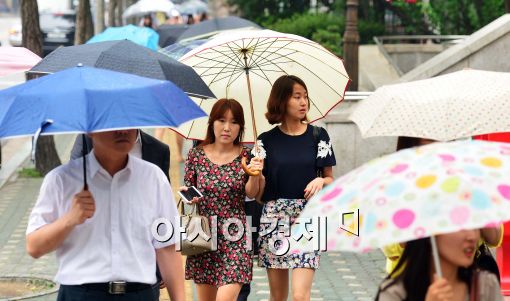 [포토]우산쓰고 퇴근하는 직장인들