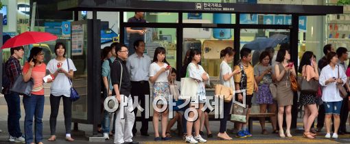 [포토]'비 피한 시민들'