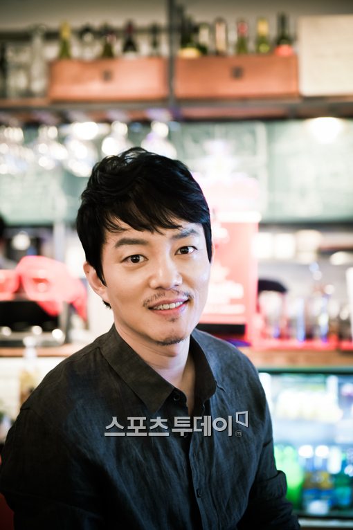 이범수 "아내와 연애 시절, 일할 때 돌변하는 내 모습에 놀라더라"(인터뷰)