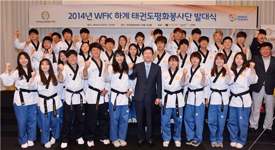 김기웅 총재(가운데)와 봉사단원들이 성공적인 봉사활동을 다짐하면서 파이팅을 외치고 있다.
