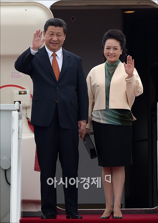 펑리위안 여사, 시진핑 주석과 방한… '패션외교' 행보 세계가 주목