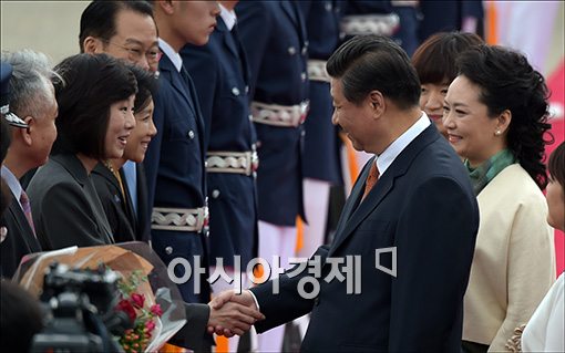 [포토]조윤선 수석과 악수하는 시진핑 주석